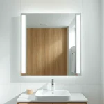 Moderner spiegelschrank led mit Beleuchtung im eleganten Badezimmer.