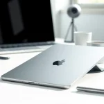 Usa el iPad Air M2 en un entorno de trabajo moderno y elegante con tecnología minimalista.